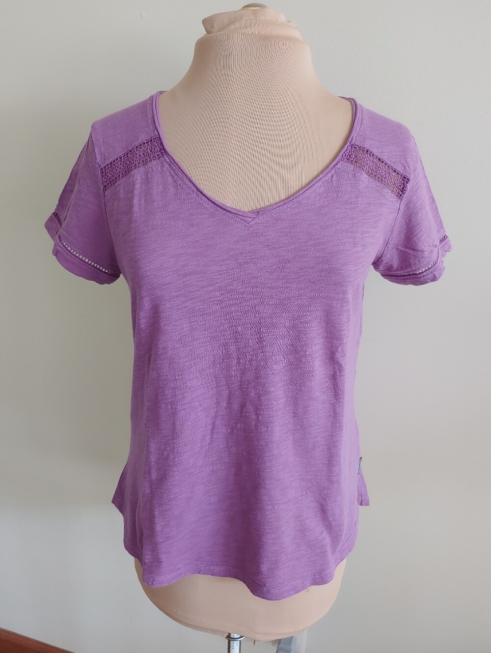 EUC Tee T-shirt Eddie Bauer Medium Purple Short Sleeve V Neck Boho